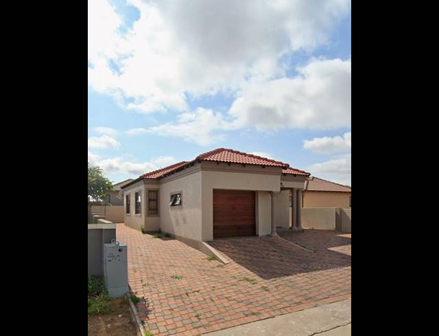 2 BEDROOM TOWNHOUSE FOR SALE IN BLUE HILLS